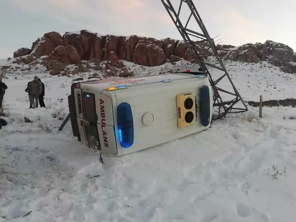 Ağrı'da Ambulans Kaza Yaptı: 5 Yaralı