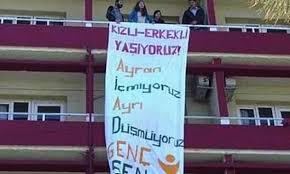 'Kızlı Erkekli Yaşıyoruz' Pankartını Açan Öğrencilere Alkollü Mekanlara Giriş Yasağı