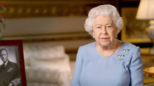Kraliçe Elizabeth, Çin Virüsü Aşısı Oldu