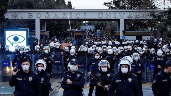 Çıplak Aramaya Tabi Tutulduklarını Açıklayan Kişilere Suç Duyurusu