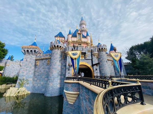 Dünyaca Ünlü Eglence Merkezi Disneyland Aşı Merkezine Dönüştürülüyor