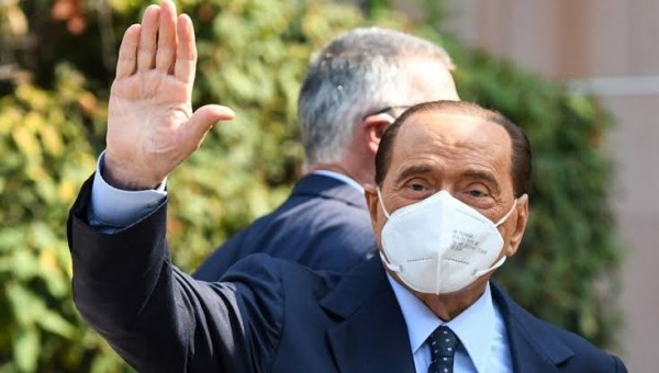 Eski İtalya Başbakanı Berlusconi Hastaneye Kaldırıldı