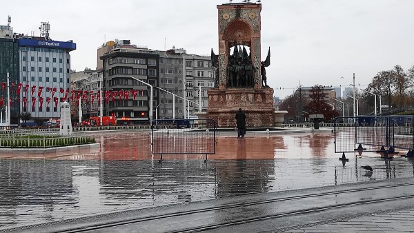 Hafta İçi Sokağa Çıkma Yasağı Saati Değişebilir