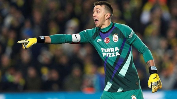 Muslera Sahalara Dönüyor