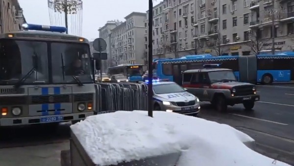 Polis Barikatını Aşan Eylemciler Kremlin'e Doğru Yürüyüşe Geçti