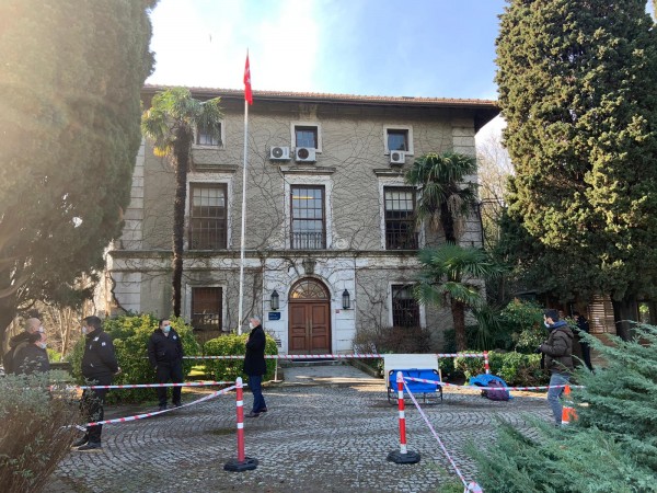 Boğaziçi Rektörlük Binasının Önü Şeritlerle Kapatıldı