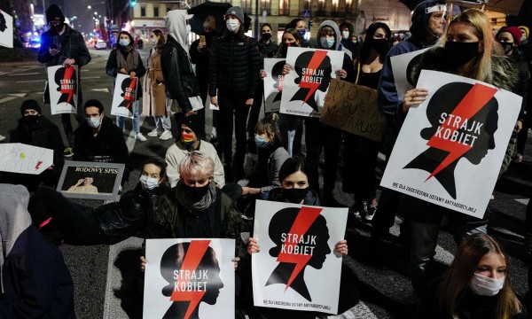 Polonya'da Binlerce Kişi Kürtaj Yasağına Karşı Sokaklara Döküldü