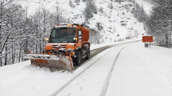 Sivas'ta Kar, Köy Yollarını Ulaşıma Kapattı