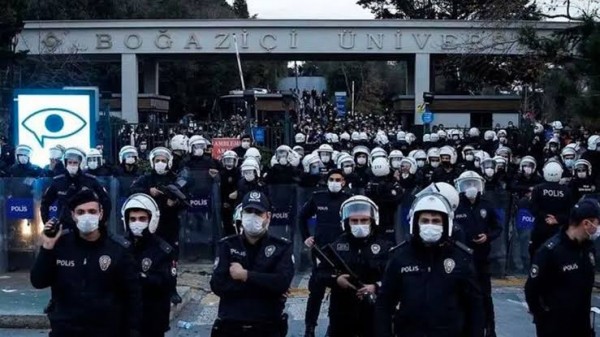 Polis Boğaziçi Üniversitesine Girdi