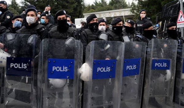 Boğaziçi Üniversitesi Öğrencileri Kadıköy Vapuruna Alınmadı