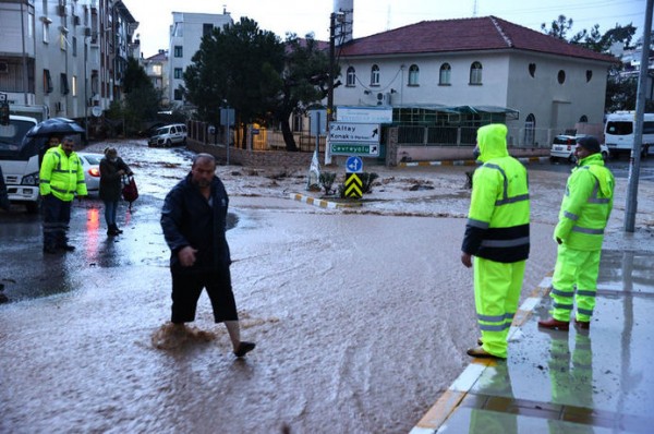 İzmir'de Sel Can Aldı