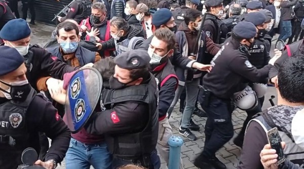 İzmir'de Boğaziçi'ne Destek Eylemi: Çok Sayıda Gözaltı Var