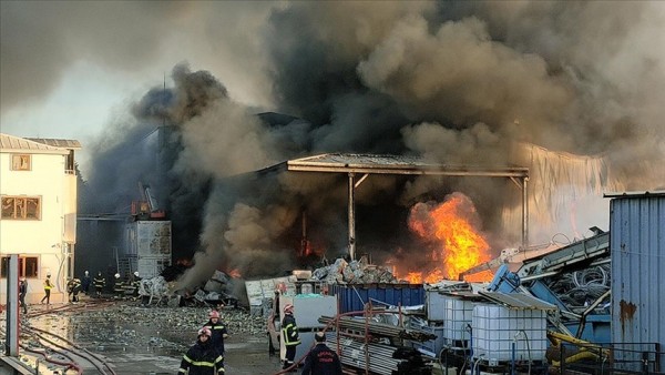 Kocaeli'de Geri Dönüşüm Fabrikasında Yangın