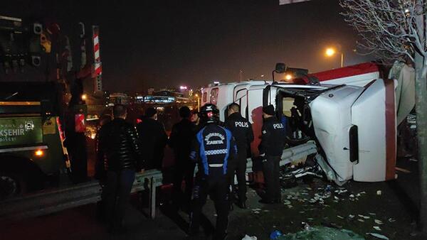 TEM Otoyolunda TIR Devrildi: 2 Yaralı