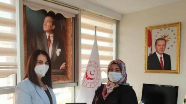 Atatürk Portresinin Üstüne Stor Perde 