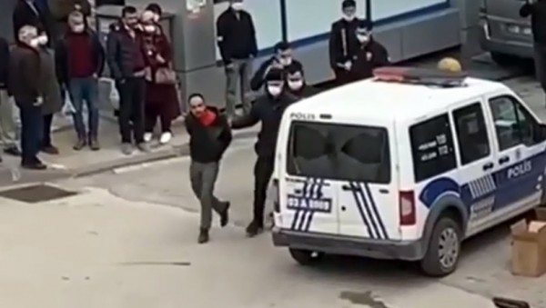 16 Yaşındaki Kızını Boğazından Bıçakladı