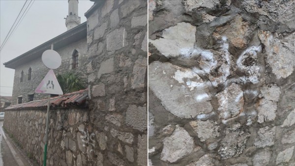Karadağ'da İki Camiye Irkçı Saldırı