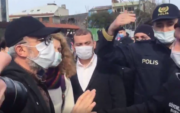 Polis Şiddetine Tepki: Sen Kimsin Benim Sesimi Keseceksin!