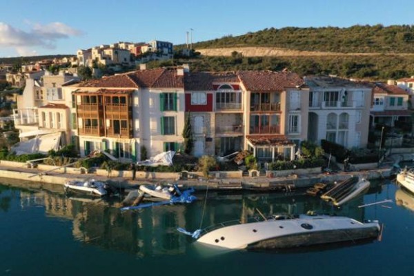 İzmir'de Fırtınanın Verdiği Hasar Gün Aydınlanınca Ortaya Çıktı