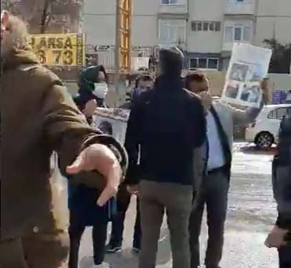 Kamp Mağduru Uygurlara Kocatepe Camii Önünde Polis Engeli