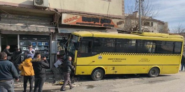 Taksiye Çarpan Otobüs Büfeye Girdi: 1 Ölü, 9 Yaralı