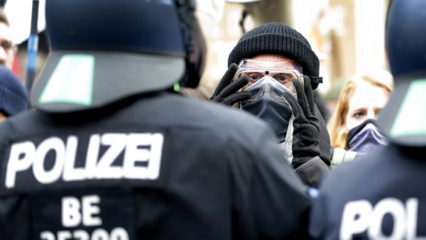 Almanya'da Halk Çin Virüsü Tedbirlerini Protesto Etti