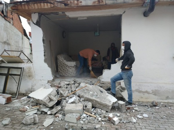 Kontrolden Çıkan TIR Eve Girdi:1 Yaralı