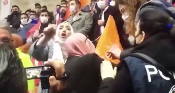 AKP Kongresinde Tartışma: Parti Zenginler Kulübüne Dönüştü, Kaybediyoruz