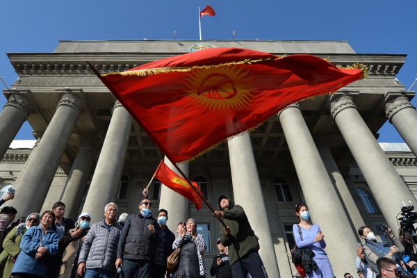 Kırgızistan'da Derin Yankı Uyandıran Yolsuzluk Skandalı Bişkek'te Protesto Edildi