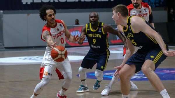 İsveç'i Geçen 12 Dev Adam Şampiyona İddiasını Sürdürdü: 88-80