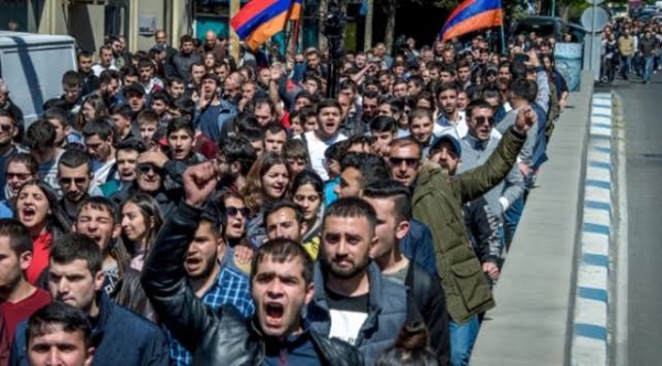 Ermenistan'da Paşinyan Karşıtı Gösteriler Yeniden Başladı