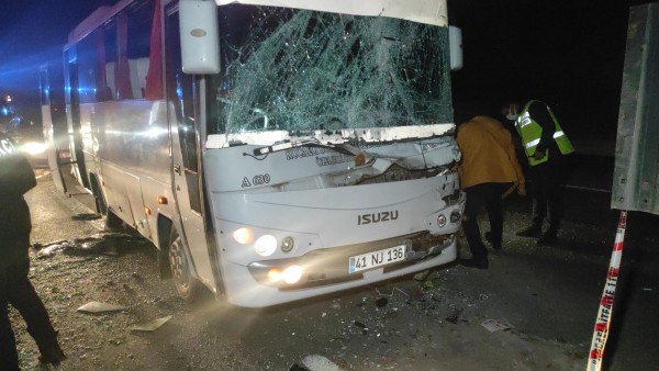 Kocaeli'de Halk Otobüsü TIR'a Çarptı: 6 Yaralı