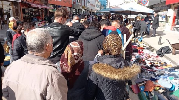 Ücretsiz Maske Dağıtımı Haberini Alanlar Sosyal Mesafeyi Hiçe Saydı