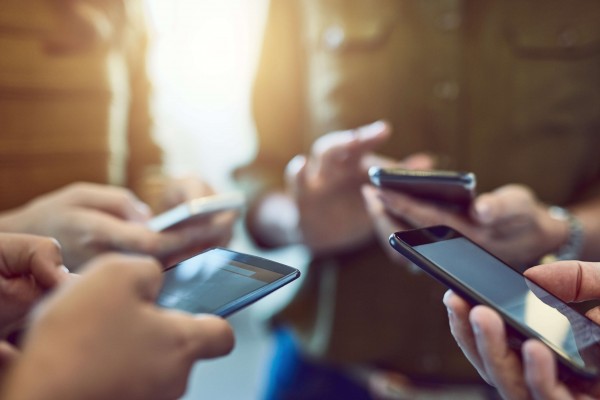 Mesaide Cep Telefonuyla Oynayan İşçi Tazminatsız İşten Çıkarıldı
