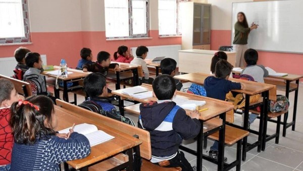 Okullarda Yüz Yüze Eğitim Bir Gün Ertelendi