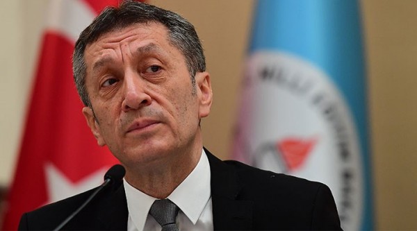Bakan Selçuk Kararsız, Şimdi de 8 Mart Diyor