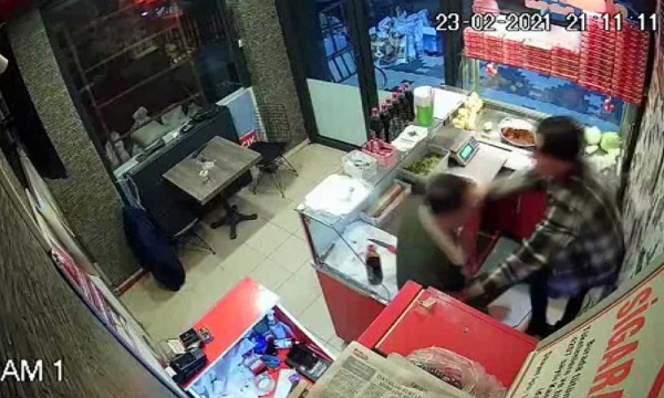 'Bu Çiğ Köfte Acı' Diyerek Çalışana Saldırdı
