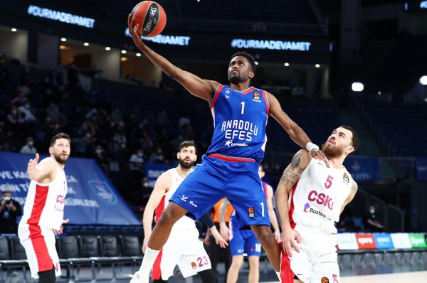 Anadolu Efes, CSKA Moskova'yı Sahadan Sildi: 100-70
