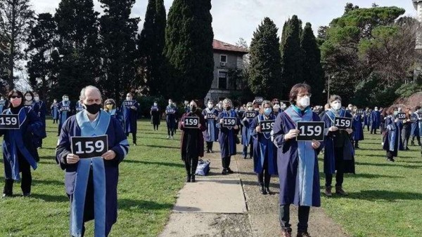 Boğaziçili Akademisyen: Kampüse Otomatik Silahların Arasından Giriyoruz
