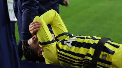Fenerbahçeli Yıldız Futbolcu Özil 1 Ay Sahalardan Uzak Kalacak