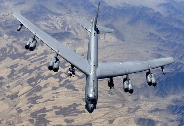 Amerikan Uçakları Orta Doğu'da Devriye Uçuşunda