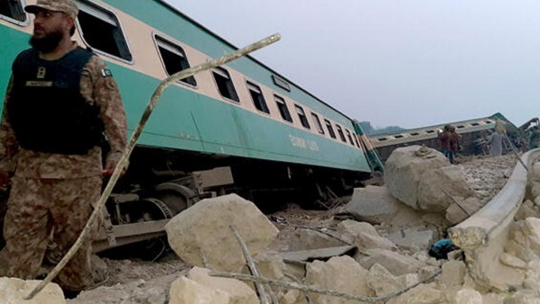 Pakistan'da Tren Raydan Çıktı: 1 Ölü 40 Yaralı