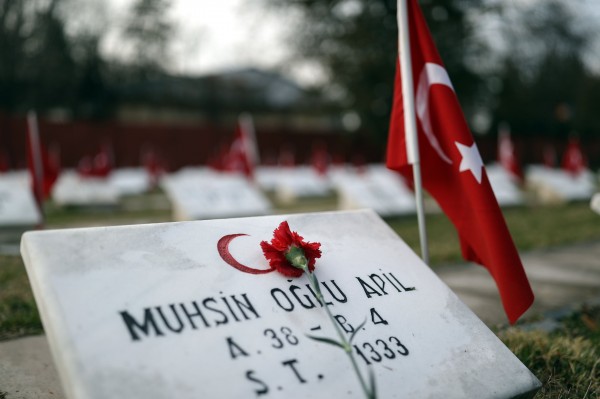Millî Savunma Bakanı Akar, Bükreş Türk Şehitliği'ni Ziyaret Etti