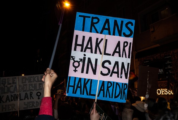 Trans Kadının Yüzüne Tuz Ruhu Döktüler