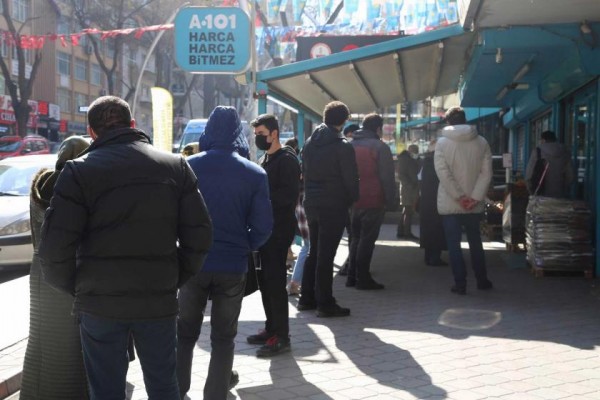 İşçi Alacağını Duyuran A101 Önünde Kuyruk Oluştu