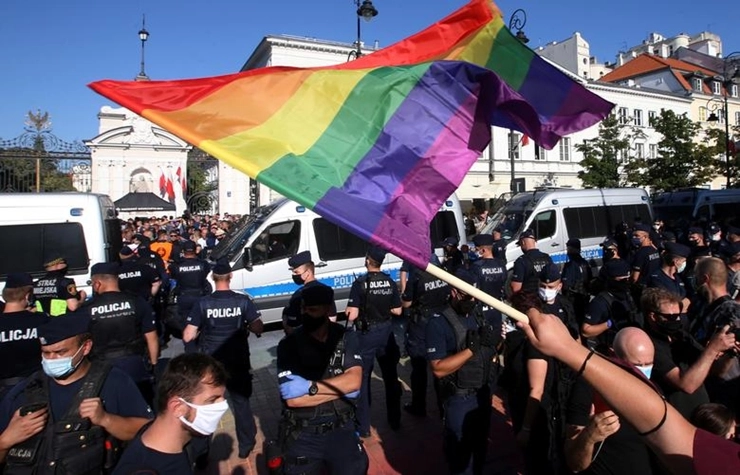 Polonya, Eşcinsel Çiftlerin Evlat Edinmesini Yasaklayacak