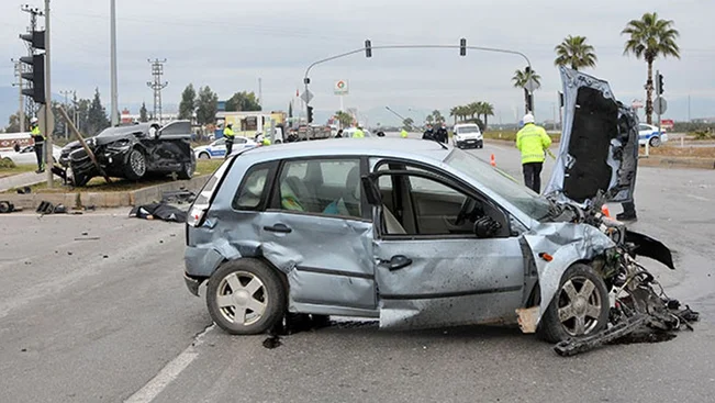 Antalya'da Trafik Kazası: 2 Ölü, 4 Yaralı