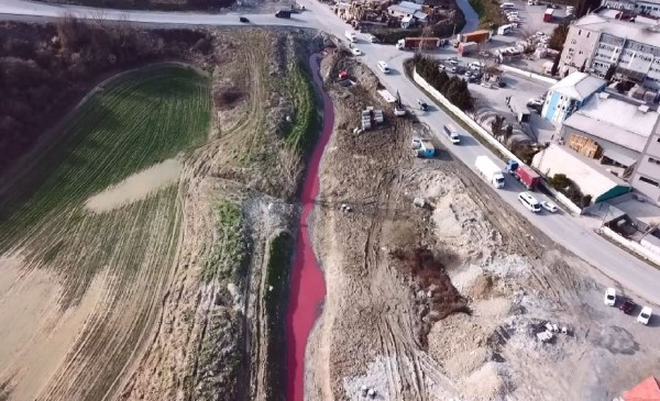 Arnavutköy'de Bir Dere, Fabrikalar Yüzünden Kırmızı Akıyor