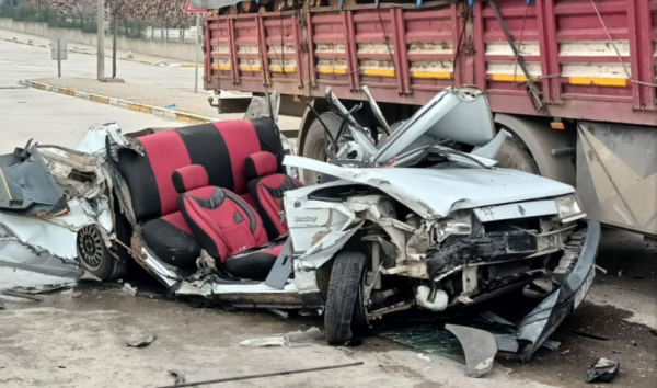 İki Tırın Arasında Sıkışan Otomobilin Sürücüsü Hayatını Kaybetti