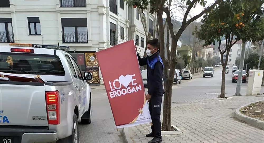 İzmir Selçuk Belediyesi 'Love Erdoğan' Afişlerini Kaldırdı